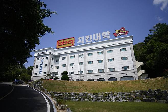 BBQ 치킨대학 전경.