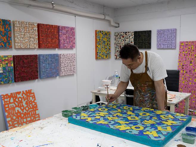 이건만 작가의 한글을 모티브로 삼은 작품 활동에 매진하고 있다.