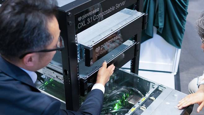 방문객에게 출품작인 HPC향 CXL 솔루션을 설명하는 모습 /사진=파네시아