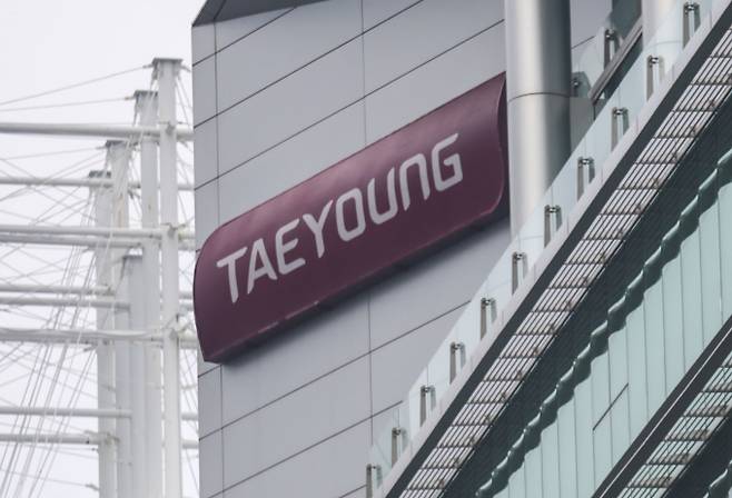 태영건설 컨소시엄이 과천 우면산간 도시고속화도로 이설(지하화) 공사' 실시설계적격자로 선정됐다. 사진은 서울 영등포구 태영건설 본사 모습. /사진=뉴시스