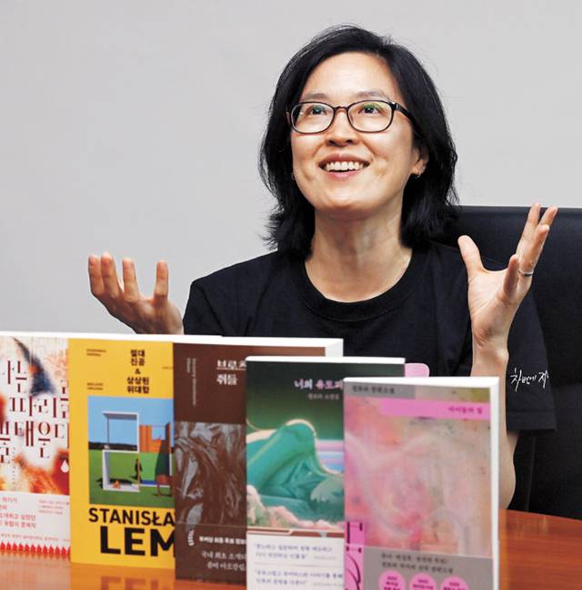 정보라 작가는 올해에만 소설 2권과 번역서 3권을 출간했다. 지난 10일 서울 중구 문화일보사에서 만난 그는 “오랫동안 작업한 작품들의 출간 시기가 겹쳐서 굉장히 열심히 사는 사람으로 보일까 걱정된다”며 웃었다. 박윤슬 기자