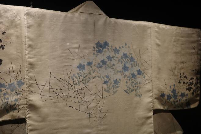 ‘가을풀무늬 고소데’에 그려진 도라지꽃 확대. 이정아 기자.