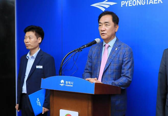 16일 정장선(가운데) 평택시장이 국제학교 외국학교법인 선정 결과를 발표했다. 해당 사업의 실무를 총괄해온 황선식 미래전략과장이 함께 서 있다. 평택시 제공