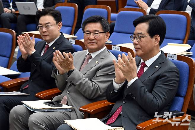16일 서울 여의도 국회에서 열린 2025 국민의힘 원내대표 선출 의원총회에서 송언석·이헌승·김성원 후보(오른쪽부터)가 박수를 치고 있다. 윤창원 기자