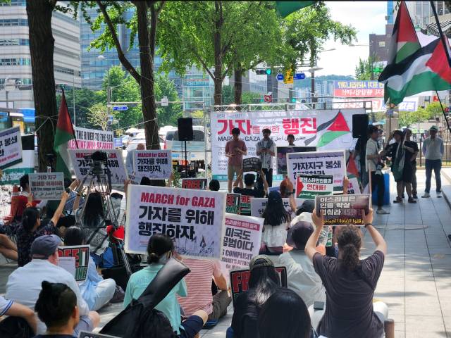 ▲15일 서울 종로구 광화문 교보문고 앞에서 팔레스타인인들과 연대하는 사람들 주최로 열린 제88차 집회에서 참가자들이 이스라엘의 이란 공격 중단을 촉구하고 있다. ⓒ연합뉴스