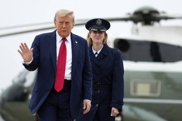 ▲ 도널드 트럼프 미국 대통령이 15일(현지시간) 주요 7개국(G7) 정상회의가 열리는 캐나다로 이동하기 전 취재진들에게 인사하고 있다. ⓒAP=연합뉴스