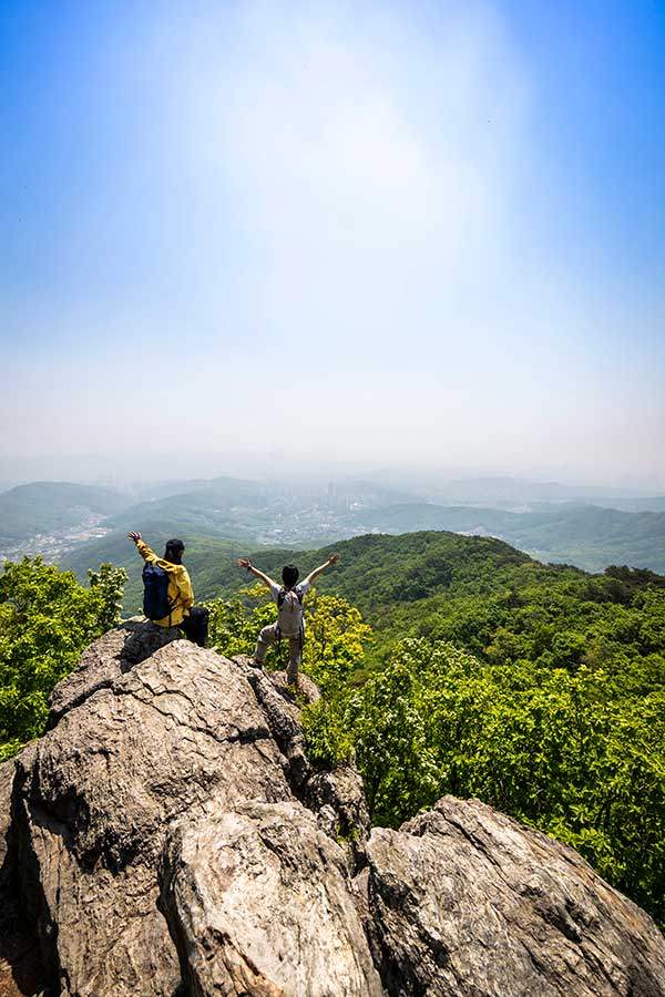 수리봉 뷰포인트에서 보이는 풍경이다. 푸르른 산세가 여름임을 알린다.