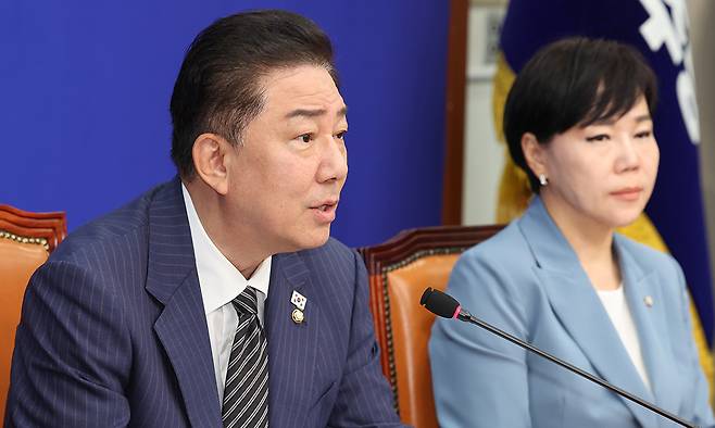 더불어민주당 김병기 대표 직무대행 겸 원내대표가 16일 서울 여의도 국회에서 열린 최고위원회의에 참석해 모두 발언하고 있다. 뉴스1