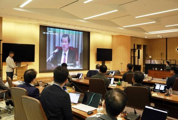 지난 13~14일 경기 이천시 SKMS연구소에서 열린 ‘2025 SK 경영전략회의’에 참석한 SK그룹 경영진이 고 최종현 선대 회장의 육성을 들으며 SKMS 철학과 경영 정신을 되새기고 있다. SKMS는 ‘SK Management System’의 약자로, SK만의 고유 경영 철학을 뜻한다. SK그룹 제공