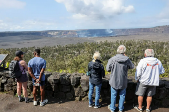 하와이의 킬라우에아 화산에서 분화를 가까이서 보기 위해 절벽에 다가간 남성이 추락하는 사고가 발생했다. 사진은 사고가 발생한 하이킹 코스 자료사진. 로이터 연합뉴스