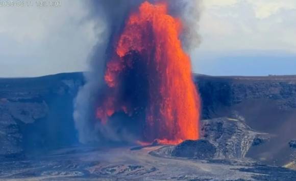11일(현지시간) 하와이 킬라우에아 화산이 분화해 용암이 300m 이상 높이까지 솟구쳤다. AP 연합뉴스