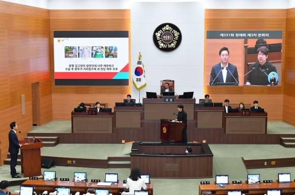 오세훈 서울시장을 상대로 시정질의 중인 문성호 서울시의원