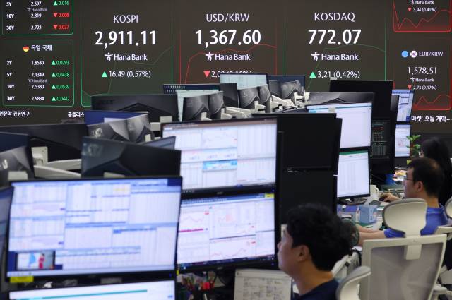 16일 오전 서울 중구 하나은행 딜링룸. 연합뉴스