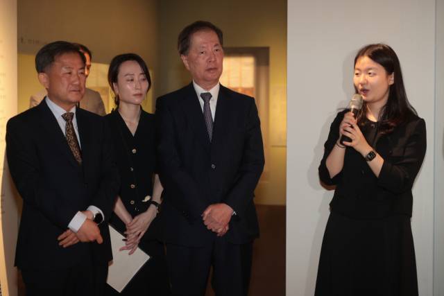 김재홍(왼쪽) 국립중앙박물관 관장과 후지와라 마코토 일본 도쿄국립박물관 관장이 16일 국립중앙박물관에서 ‘일본미술, 네 가지 시선’ 전시물을 살펴보고 있다. 연합뉴스