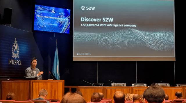 서현민 S2W 이사가 최근 프랑스 리옹 국제형사경찰기구(인터폴) 본부에서 열린 ‘2025 인터폴 사이버 범죄 전문가 그룹 연례 콘퍼런스’에서 인공지능(AI) 사이버 범죄 수사지원 기술을 소개하고 있다. 사진제공=S2W