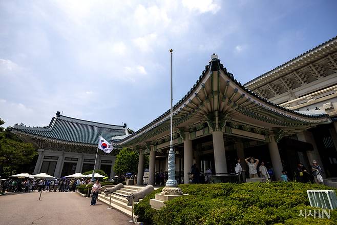 이재명 대통령이 청와대로 복귀하면 청와대 본관 앞 양쪽에 세워진 게양대에는 태극기와 함께 ‘국가 수반’을 상징하는 봉황기가 게양될 예정이다. ⓒ시사IN 조남진