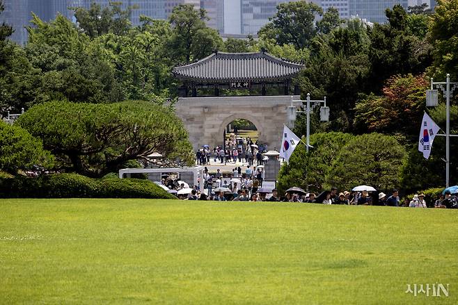 6월9일 오후 경복궁 신무문에서 청와대 본관까지 관람객들로 붐비고 있다. ⓒ시사IN 조남진
