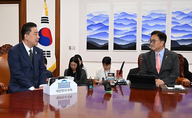 우원식 국회의장(오른쪽)이 16일 국회 의장실을 예방한 김병기 더불어민주당 대표 직무대행 겸 원내대표와 환담하고 있다. ⓒ연합뉴스