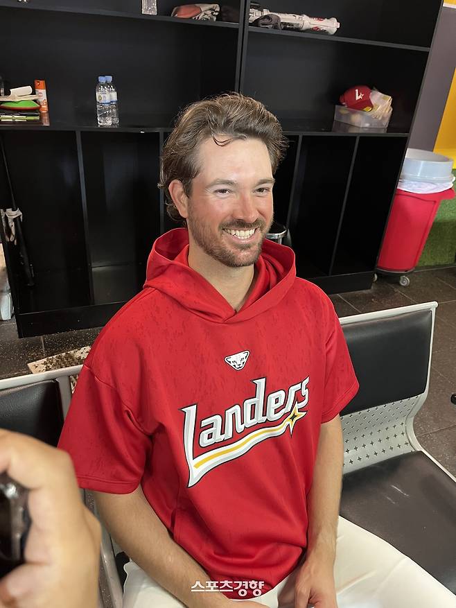 15일 인천SSG랜더스필드에서 열린 롯데와의 경기를 마치고 인터뷰하며 미소짓는 SSG 드류 앤더슨. 인천 | 김하진 기자