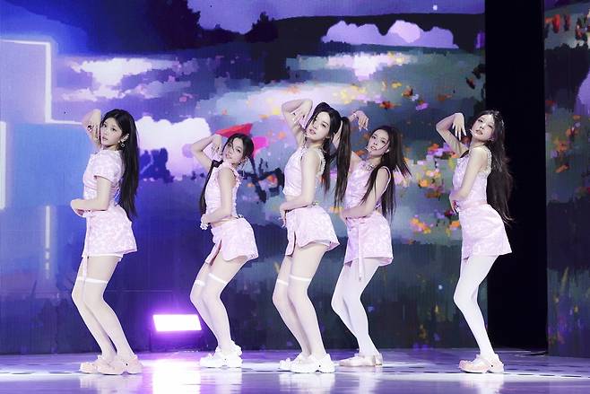 그룹 아일릿이 16일 서울 광진구 예스24라이브홀에서 진행된 미니 3집 ‘밤(bomb)’ 발매 쇼케이스에서 타이틀곡 ‘빌려온 고양이’ 무대를 선보이고 있다. 빌리프랩 제공