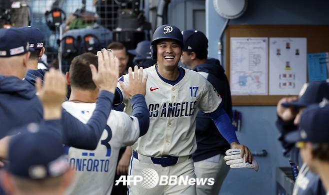15일(한국 시각) LA 다저스 오타니 쇼헤이가 2회 득점 후 더그아웃에서 기뻐하고 있다. /AFPBBNews=뉴스1