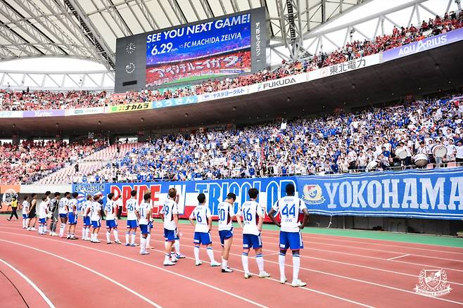 일본 프로축구 J1리그 요코하마 F.마리노스 선수들이 15일 알비렉스 니가타전 패배 후 팬들 앞에 아쉬워하고 있다. /사진=요코하마 F.마리노스 홈페이지 캡처