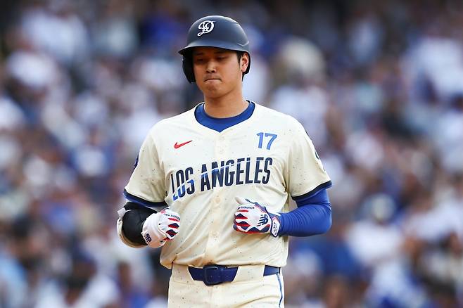 LA 다저스 오타니 쇼헤이가 15일 미국 캘리포니아주 로스앤젤레스의 다저스타디움에서 열린 2025 미국프로야구 메이저리그(MLB) 샌프란시스코 자이언츠와의 홈경기에 1번 지명타자로 선발 출전해 3타수 2안타(2홈런) 2볼넷 3득점을 기록했다. 오타니의 시즌 타율은 0.286에서 0.290으로 상승했다. AP 연합뉴스