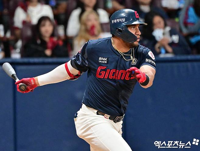 롯데 자이언츠 외국인 타자 빅터 레이예스가 15일 인천 SSG랜더스필드에서 열린 2025 신한 SOL Bank KBO리그 SSG 랜더스와의 팀 간 11차전까지 올 시즌 101안타를 기록, 2년 연속 최다 안타 타이틀을 향한 순항을 이어가고 있다. 사진 엑스포츠뉴스 DB