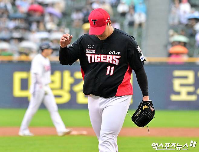 19일 오후 서울 송파구 잠실야구장에서 열린 '2025 신한 SOL Bank KBO리그' KIA 타이거즈와 두산 베어스의 경기, 7회말 수비를 마친 KIA 조상우가 더그아웃으로 향하고 있다. 엑스포츠뉴스 DB