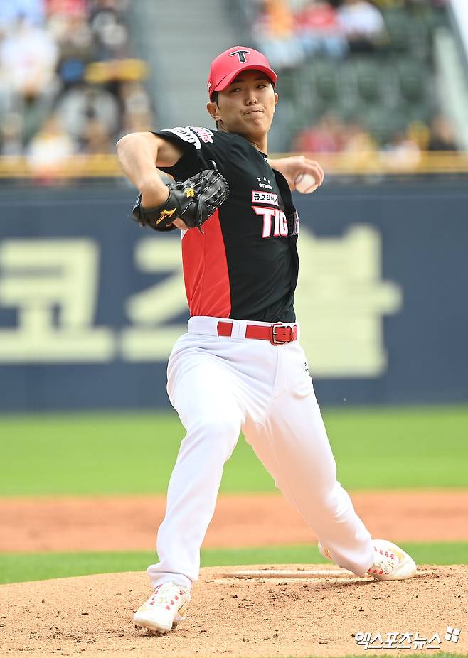 30일 오후 서울 송파구 잠실야구장에서 열린 ’2023 신한은행 SOL KBO리그’ KIA 타이거즈와 LG 트윈스의 경기, 1회말 KIA 선발투수 이의리가 공을 힘차게 던지고 있다. 엑스포츠뉴스 DB