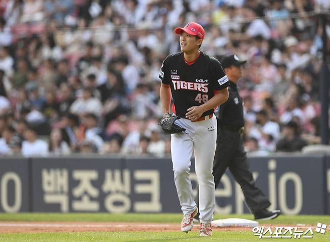 10일 오후 서울 송파구 잠실야구장에서 열린 '2023 신한은행 SOL KBO리그' KIA 타이거즈와 두산 베어스의 경기, 1회말 종료 후 KIA 선발투수 이의리가 더그아웃으로 향하고 있다. 엑스포츠뉴스 DB