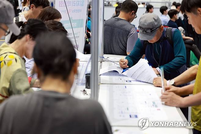'일하는 노인' 700만 시대 (하남=연합뉴스) 신현우 기자 = 통계청이 '5월 고용동향'을 발표한 11일 경기도 하남종합운동장 제2체육관에서 열린 2025 하남시 일자리박람회에서 고령 구직자가 이력서를 작성하고 있다.
이날 통계청이 발표한 '5월 고용동향'에 따르면 지난달 15세 이상 취업자는 2천916만명으로, 작년 같은 달보다 24만5천명 증가했다. 특히 37만명 증가한 60세 이상 취업자(704만9천명)는 처음으로 700만명을 넘었다. 2025.6.11 nowwego@yna.co.kr