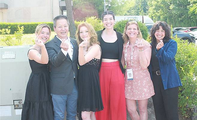 한국을 처음 방문한 스티븐 커다 교수 가족들 (파주=연합뉴스) 박현수 기자 = 지난 14일 경기 파주 '엄마 품 동산' 개장 기념행사에 참석차 한국을 처음 방문한 스티븐 커다(왼쪽서 2번째) 미국 루이스대 교수 가족들. 왼쪽서 5번째가 부인 레슬리 커다 교수. 아들은 함께 하지 못했다. 2025. 06. 14. phyeonsoo@yna.co.kr