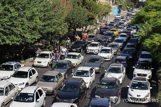테헤란 시내 벗어나기 위한 차량 행렬들 (테헤란 AFP=연합뉴스) 15일(현지시간) 이란 테헤란 서부의 한 도로에 도시를 빠져나가려는 차량 행렬이 꽉 차 있다. 2025.06.16