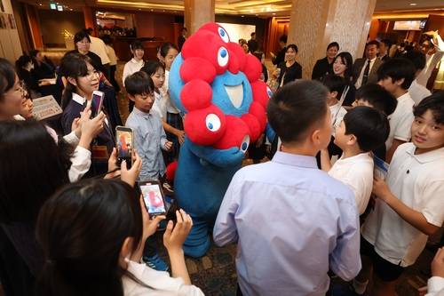 한일 리셉션에서 참석자들에 둘러싸인 오사카 엑스포 캐릭터 먀쿠먀쿠 (서울=연합뉴스) 김성민 기자 = 일본 오사카 엑스포 공식 마스코트 먀쿠먀쿠가 16일 주한일본대사관이 서울 롯데호텔에서 개최한 한일 국교정상화 60주년 행사 리셉션에서 참석자들에게 둘러싸여있다.