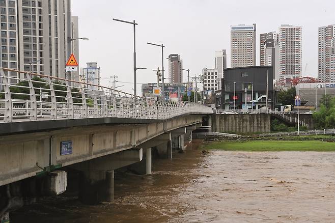폭우가 내린 2024년 7월 10일 대전 중구 유등교 일부가 침하되어 있다. 충청투데이 DB.