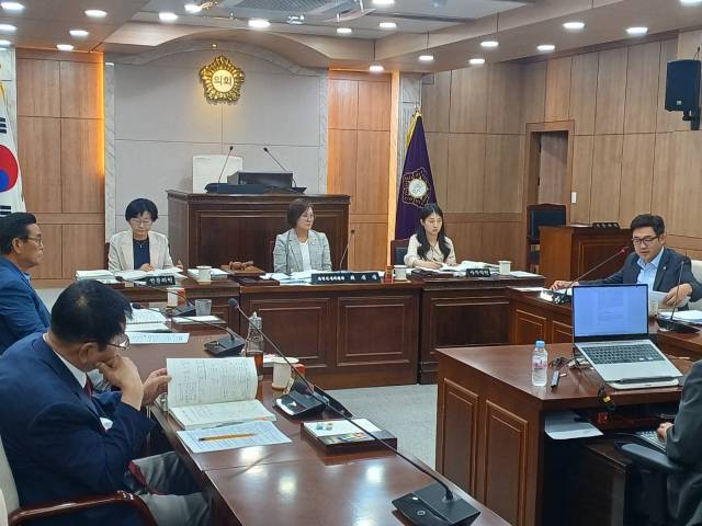 홍성군의회는 16일 군의회 본회의장에서 제313회 홍성군의회 제1차 정례회 해양수산과 행정사무감사를 실시했다. 사진=권혁조 기자.