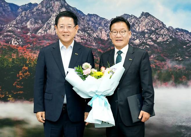 김영록 전라남도지사가 17일 도청 접견실에서 강위원 제14대 경제부지사에게 임용장을 수여한 뒤 기념촬영을 하고 있다./전라남도 제공