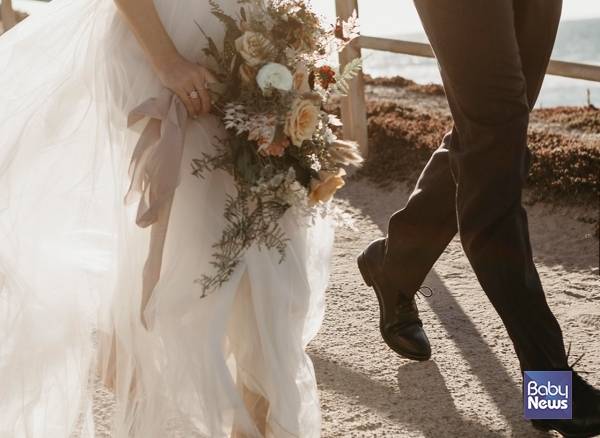 워킹 중인 재혼 커플. ⓒ온리-유