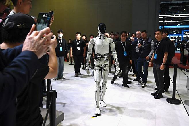 지난 4월 23일 중국 상하이에서 열린 국제자동차박람회에서 샤오펑의 로봇 ‘아이언’이 걷고 있다. (사진=AFP)