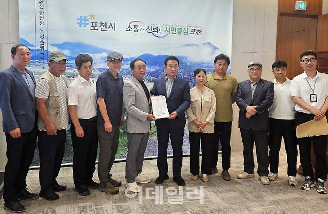 내촌면 주민들이 포천시에 베어스타운의 조속한 운영 재개를 촉구하는 탄원서를 제출했다.(사진=포천시 제공)
