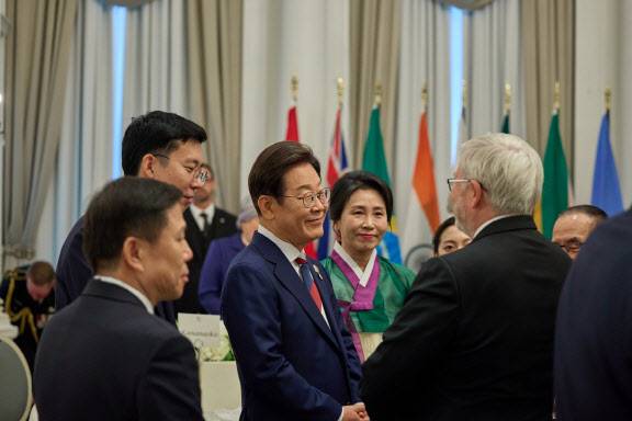 이재명 대통령이 16일(현지시간) 캐나다 캘커리 한 호텔에서 열린 캐나다 총독 내외 주최 주요 7개국(G7) 정상회의 초청국 리셉션에서 참석자들과 대화하고 있다.(사진=연합뉴스)