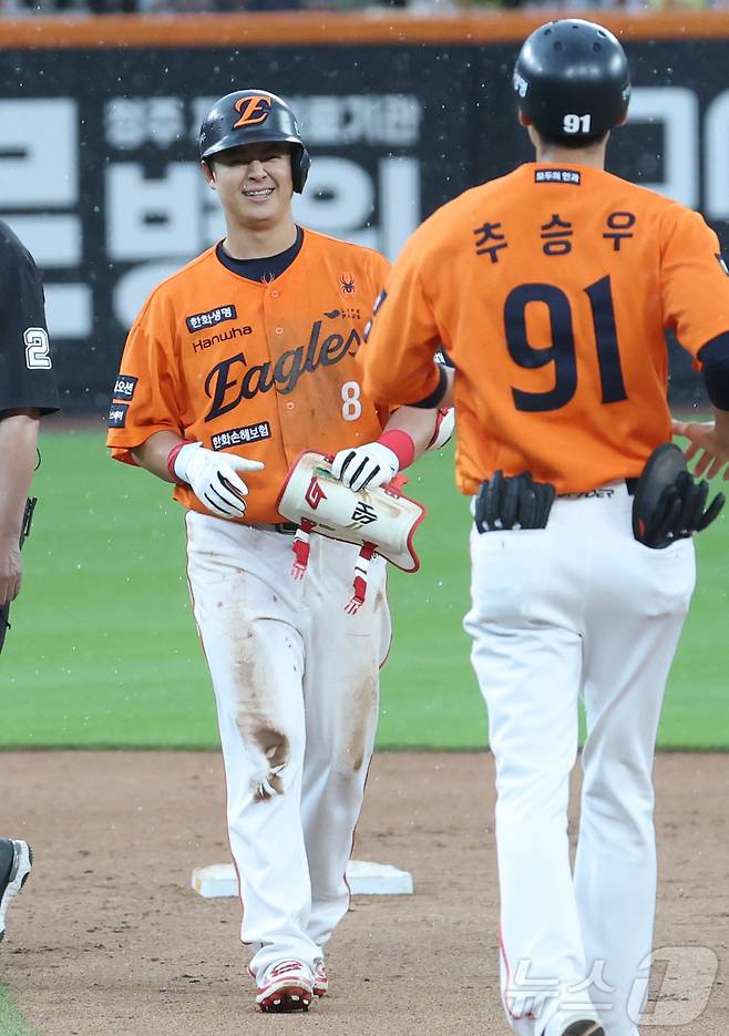 15일 대전 한화생명볼파크에서 열린 프로야구 '2025 신한 SOL 뱅크 KBO리그' 한화이글스 대 LG트윈스 경기에서 5회말 노시완이 역전 2루타를 치며 기뻐하고 있다. 2025.6.15/뉴스1 ⓒ News1 김기남 기자