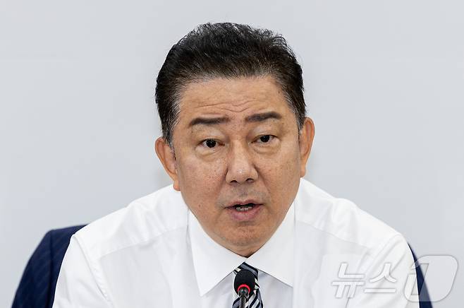 김병기 더불어민주당 대표 직무대행 겸 원내대표가 17일 오전 서울 여의도 국회에서 열린 원내대책회의에서 발언을 하고 있다. 2025.6.17/뉴스1 ⓒ News1 이재명 기자
