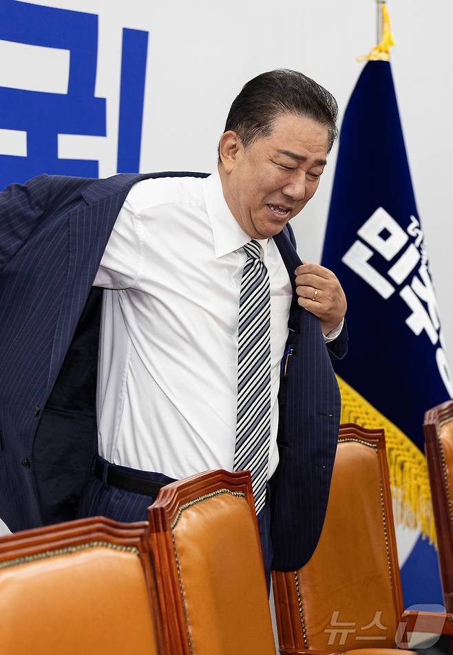 김병기 더불어민주당 대표 직무대행 겸 원내대표가 17일 오전 서울 여의도 국회에서 열린 원내대책회의에 참석해 외투를 벗고 있다. 2025.6.17/뉴스1 ⓒ News1 이재명 기자