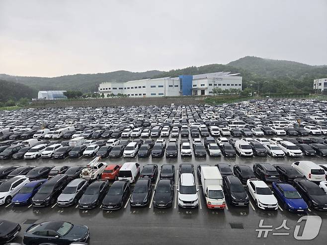 16일 경기 안성의 롯데렌탈 중고차 경매장 '롯데오토옥션' 야외 주차장에 차량이 전시된 모습. 매주 월요일 열리는 경매에 최대 1500대의 차량이 출품된다. 2025.06.16/뉴스1 김성식 기자