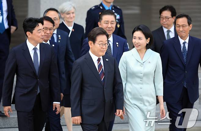 이재명 대통령과 부인 김혜경 여사가 캐나다에서 열리는 주요7개국(G7) 정상회의 참석을 위해 16일 오후 경기도 성남 서울공항을 통해 출국하며 강훈식 대통령 비서실장, 우상호 정무수석, 김병기 더불어민주당 원내대표 등의 환송을 받고 있다. 역대 대통령 가운데 가장 빠른 취임 12일 만의 첫 해외 방문에 나서는 이 대통령은 의장국인 캐나다의 공식 초청에 따라 옵서버(참관국) 자격으로 G7 확대회의에 참석한다. 2025.6.16/뉴스1 ⓒ News1 박정호 기자