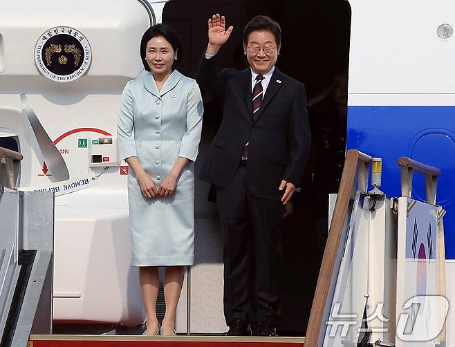 이재명 대통령과 부인 김혜경 여사가 캐나다에서 열리는 주요7개국(G7) 정상회의 참석을 위해 16일 오후 경기도 성남 서울공항을 통해 출국하고 있다. 역대 대통령 가운데 가장 빠른 취임 12일 만의 첫 해외 방문에 나서는 이 대통령은 의장국인 캐나다의 공식 초청에 따라 옵서버(참관국) 자격으로 G7 확대회의에 참석한다. 2025.6.16/뉴스1 ⓒ News1 박정호 기자