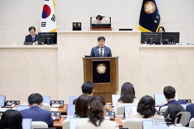 임현수 의원이 17일 열린 용인시의회 제293회 제1차 정례회 제2차 본회의에서 '서천동 천공기 전도 사고 조속한 수습 및 피해보상 촉구 결의안'에 대한 제안설명을 하고 있다.(용인시의회 제공)