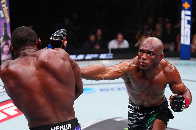 (서울=뉴스1) 서장원 기자 = 전 UFC 웰터급 챔피언 카마루 우스만(38·미국)이 20개월 공백을 딛고 3년 7개월 만에 승리를 거뒀다.(UFC 제공)